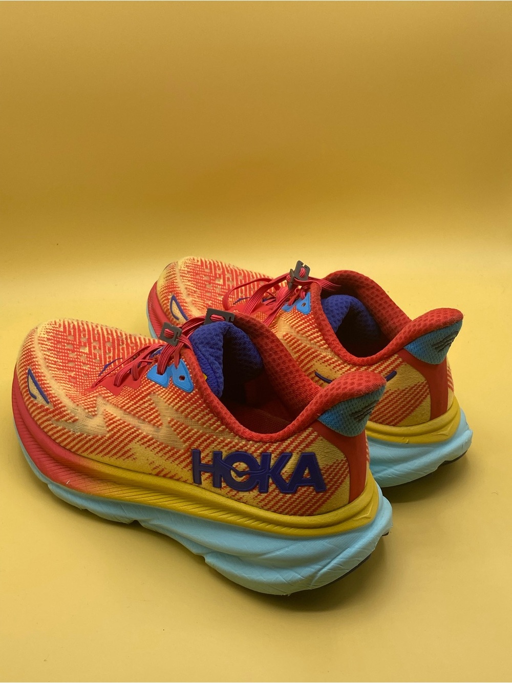 the HOKA Men's Clifton 9 Cerise/Cloudless - Picture 3 of 4